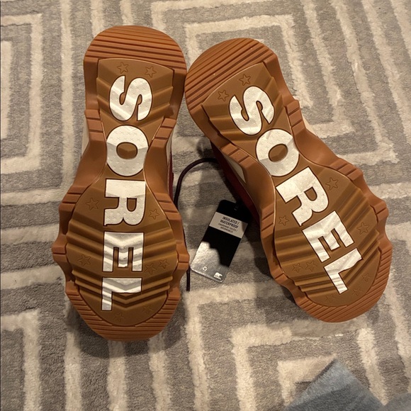 Sorel Maroon and Charcoal boots - Picture 3 of 3